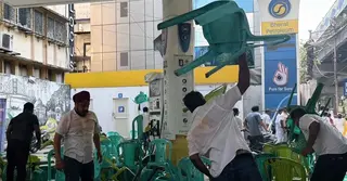 মমতার গাড়ি লক্ষ্য করে ‘চোর’ স্লোগান, তৃণমূল-বিজেপির সংঘর্ষ
